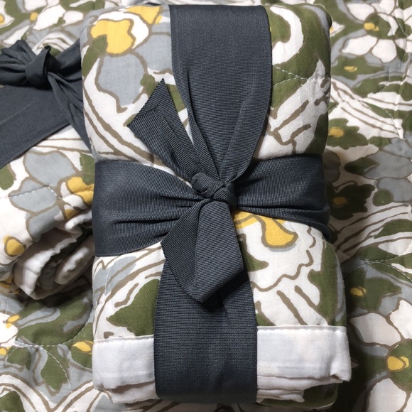 3 Beautiful Pillow Shams. NWOT. 20 in x 36 in - Picture 2 of 4